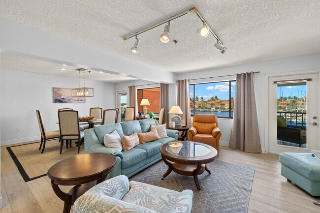 Foto del edificio - Huge Double sized Condo Overlooking The Ma...