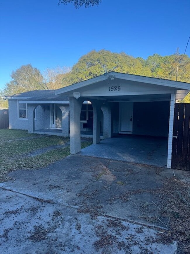 Building Photo - POOL AND APT/WORK SHOP/CRAFT ROOM