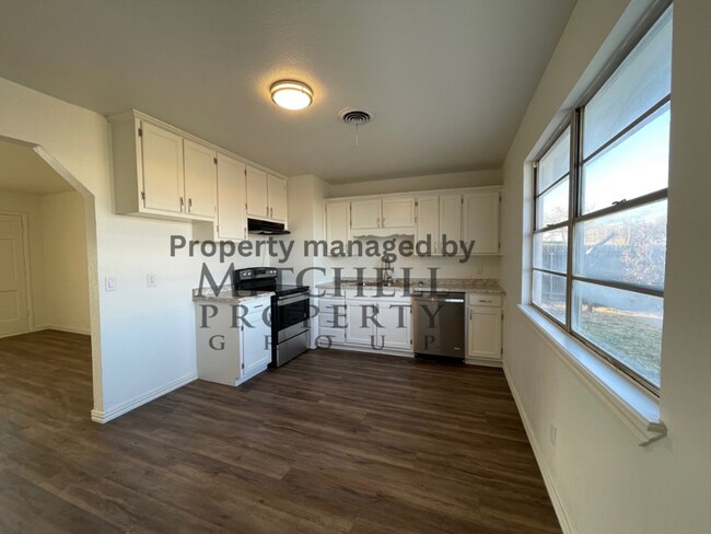 Building Photo - Gorgeous completely remodeled 3 bedroom 1 ...