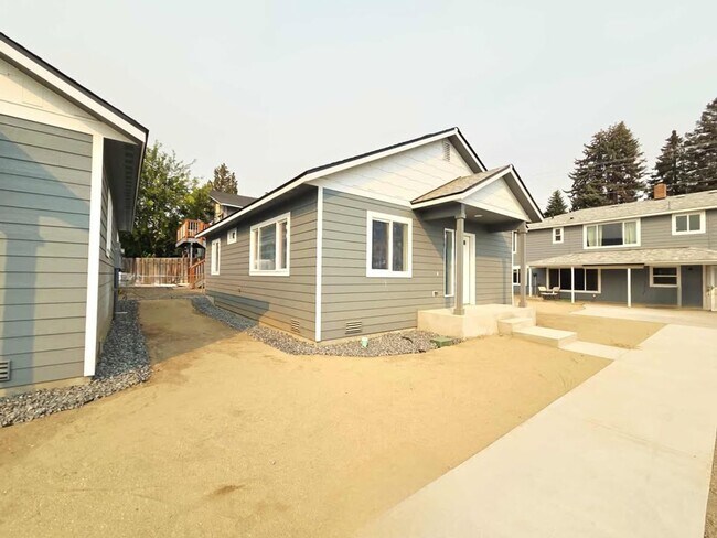 Building Photo - 1214 N Baker Ave