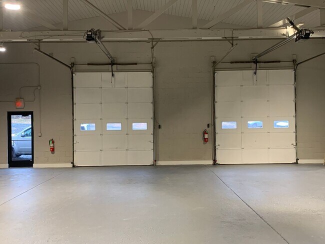 Foto del edificio - Warehouse space w/ small office AVAILABLE