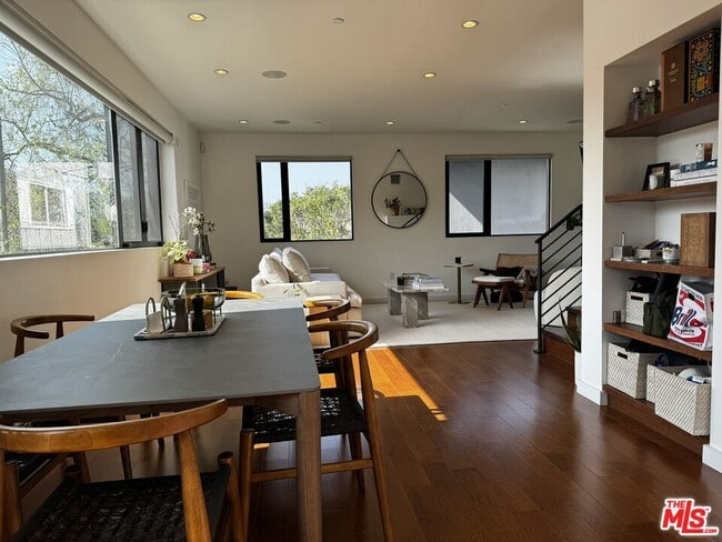 Foto del edificio - 140 S Hayworth Ave