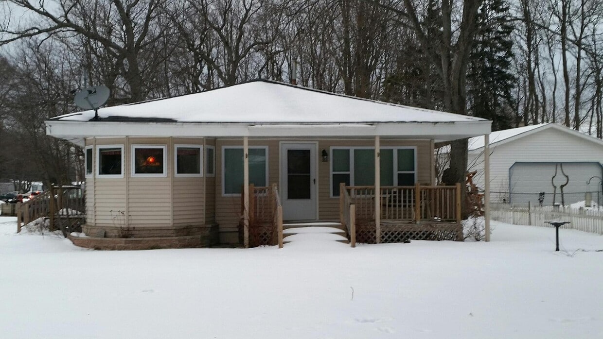 Primary Photo - Charming Corner Lot House in Cadillac, Mic...