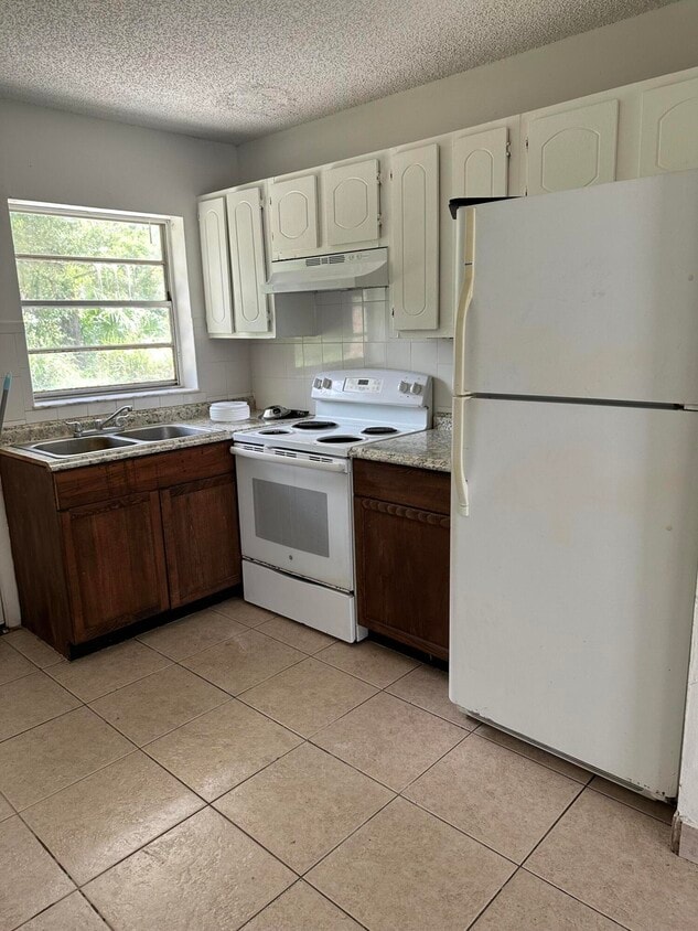 Building Photo - 5006 Sanibel Ave