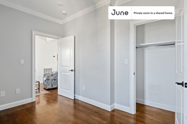 Building Photo - Private bedroom in 4 bed/1.5 bath Home