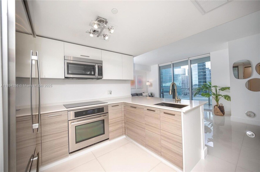 Primary Photo - 1300 Brickell Bay Dr