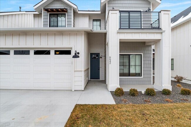 Building Photo - 3 Bedroom 2.5 Bathroom Townhouse in SpurWing
