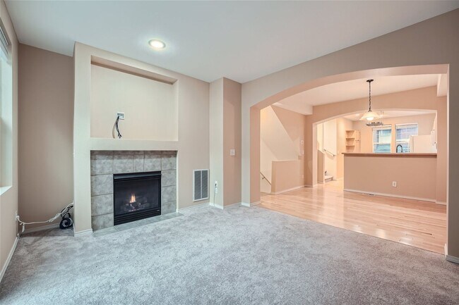 Foto del edificio - Stunning Three-Story Townhome w/ Attached ...