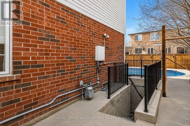 Photo du bâtiment - 1603 Hume Way