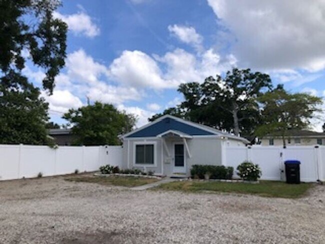 Building Photo - Great 1 bdrm home with HUGE lot!!