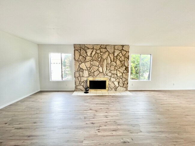 Building Photo - Beautiful 4Bd/2Ba With Over 2,000 Square F...