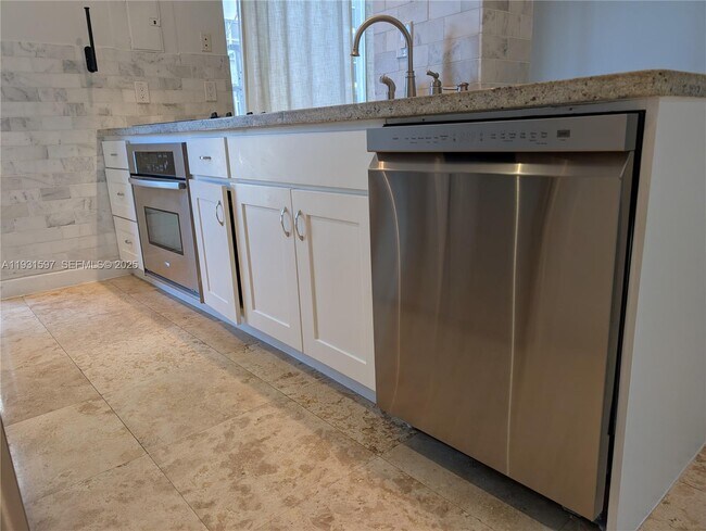 Foto del edificio - 6061 Collins Ave