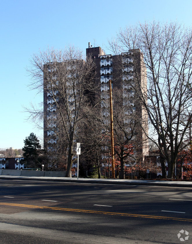 Primary Photo - Lincoln Park Tower Apartments