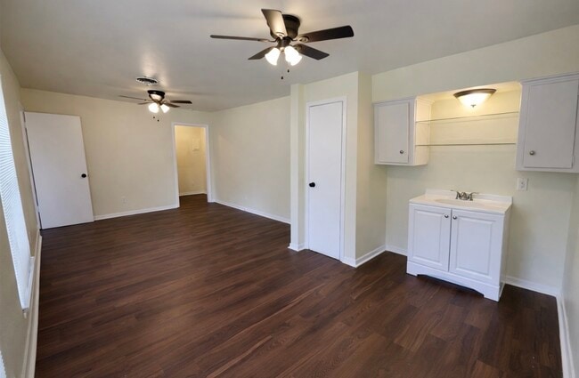 Building Photo - 205 E Crestmont Dr