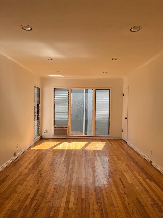 Foto del edificio - 1032 N Croft Ave