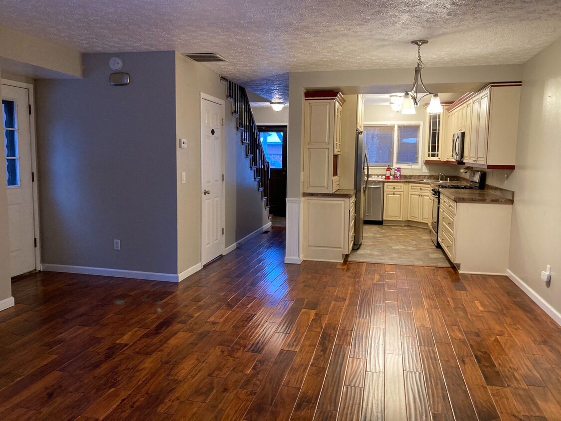 Foto principal - 3 Bedroom, 2.5 Bath Townhouse off Johns Ro...