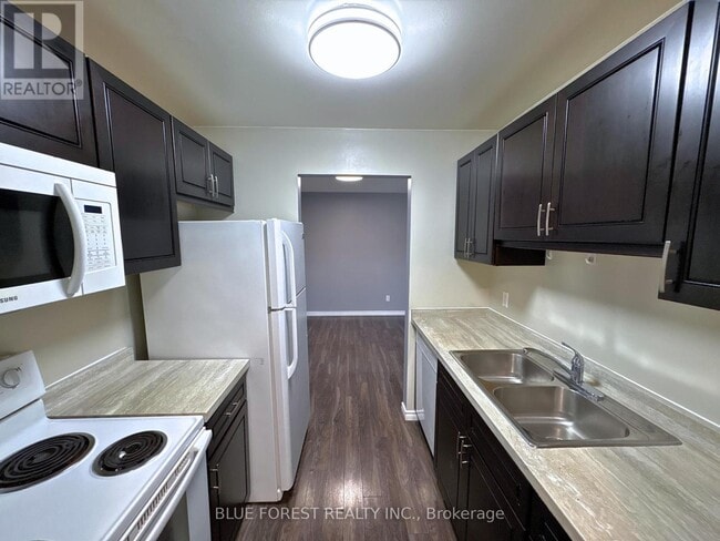 Building Photo - 739-739 Deveron Crescent