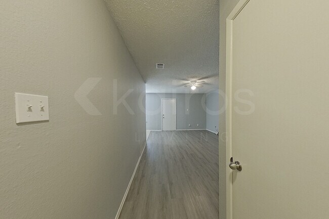 Foto del edificio - 1117 Saturn Dr