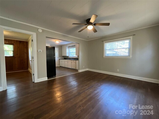 Building Photo - 517 N Miller Ave