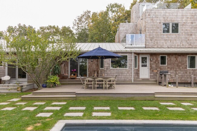 Building Photo - 71 Island View Dr W