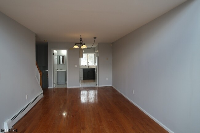 Building Photo - 76 Highland Way