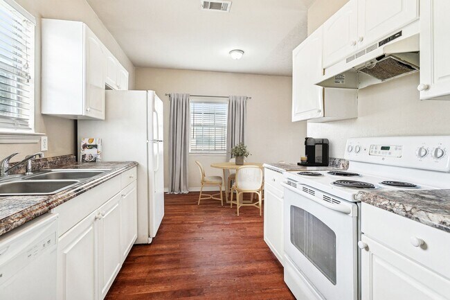 Foto del edificio - Charming Cottages for Rent in Waveland – 1 & 2 Bedroom Units Available at Cambridge Cottages!