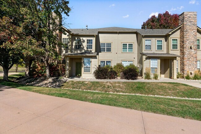Building Photo - Beautiful Main-Level Condo for Rent in Fos...