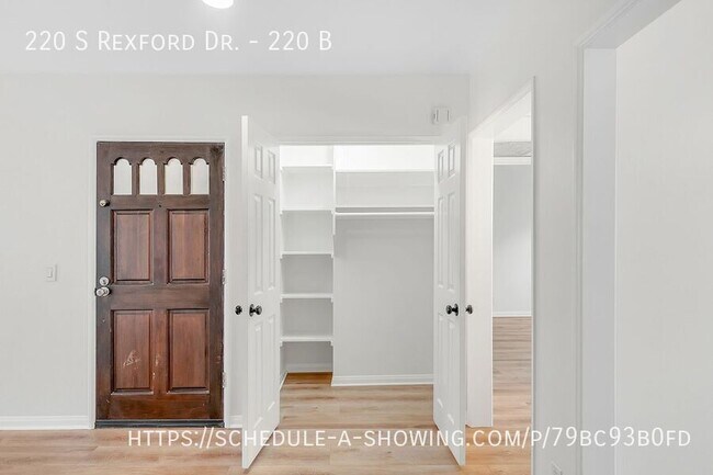 Foto del edificio - 220 Rexford Dr