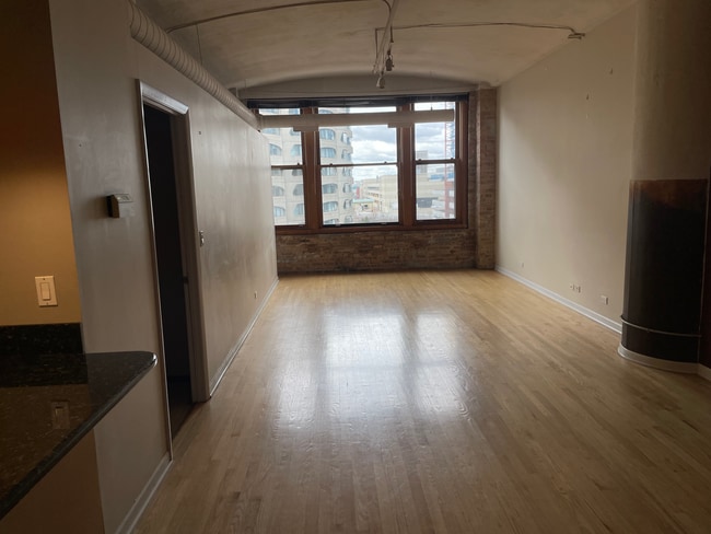 Building Photo - 801 S Wells St