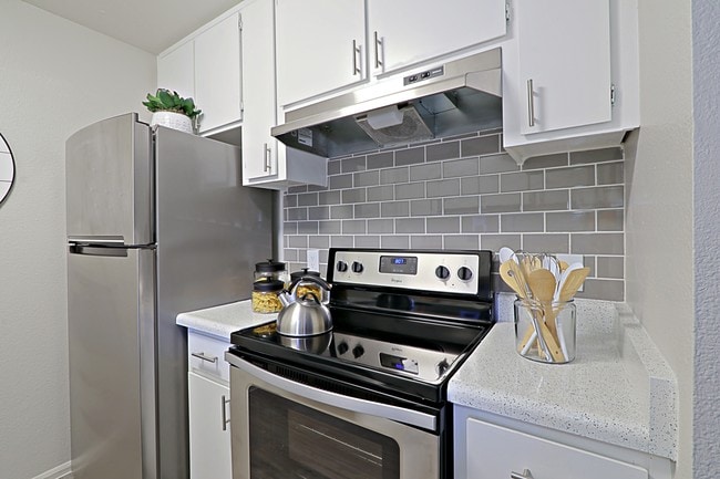 Building Photo - The Peaks on 4th