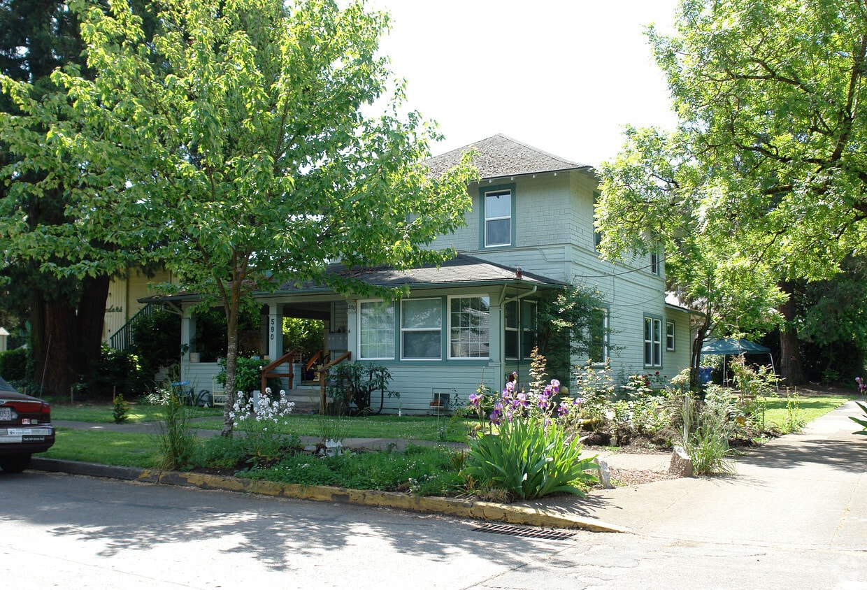 Primary Photo - 590 W 12th Ave