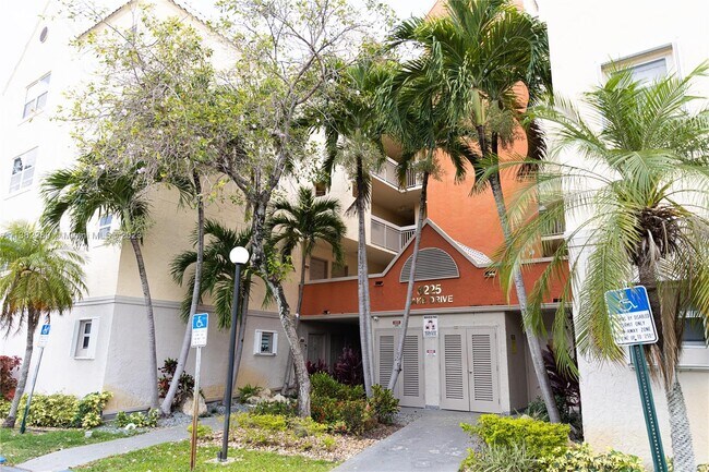 Foto del edificio - 8225 Lake Dr