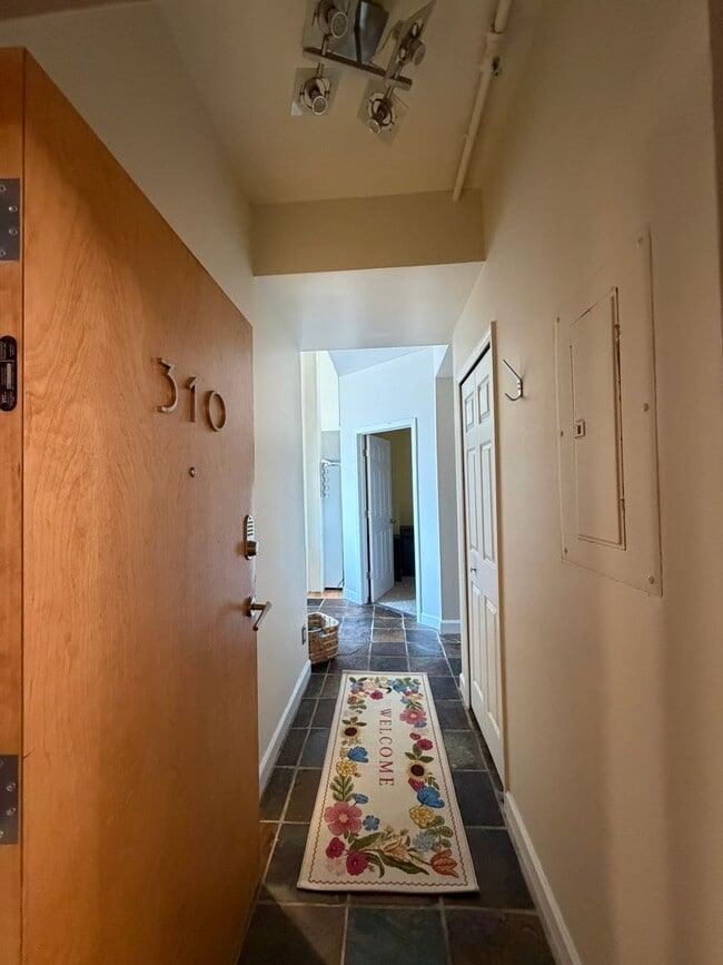 Building Photo - Private Rooms Available in Downtown Condo | Flexible Lease Terms