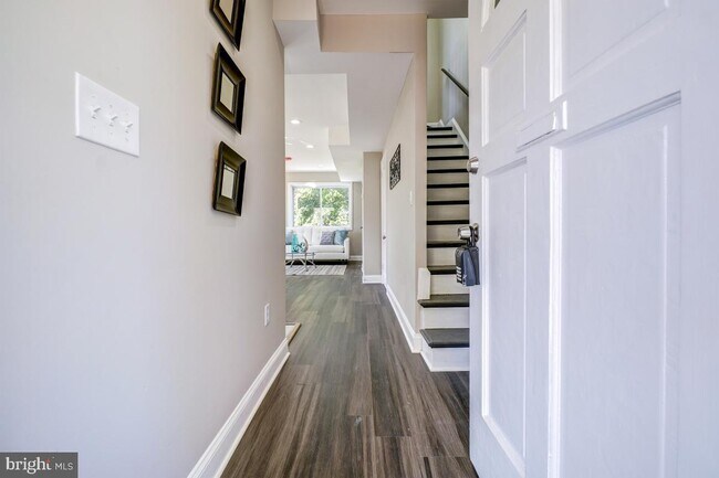 Building Photo - 533 Hilltop Terrace SE