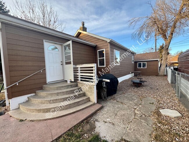 Foto del edificio - Semi-Furnished 5 bed 2 bath with large fenced yard for rent!