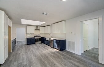 Building Photo - 619 River Plantation Dr