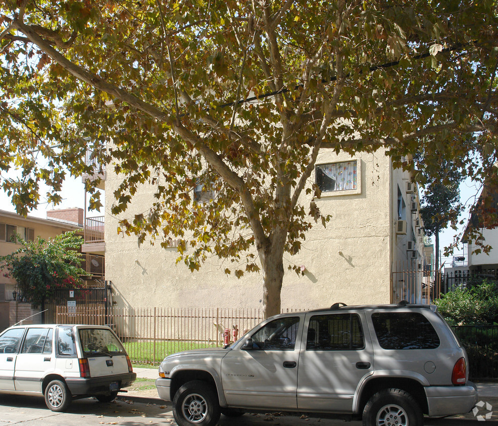 Building Photo - 1410-1412 N Durant St