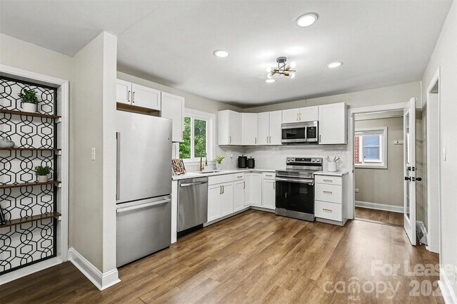 Foto del edificio - 3430 Meredith Ave