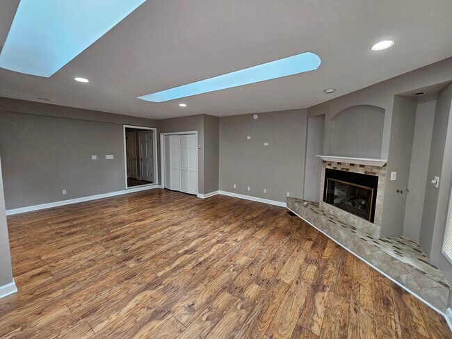 Building Photo - 945 Fox Hill Dr