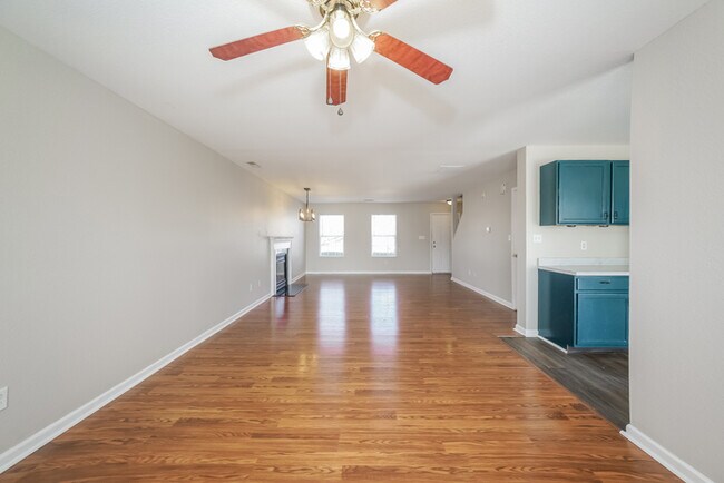 Building Photo - Amazing 4 Bedroom Home