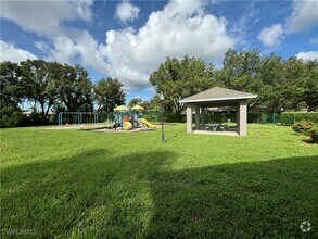 Building Photo - 9200 Middle Oak Dr