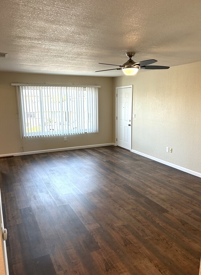 Foto del edificio - 1352 McNary Cir