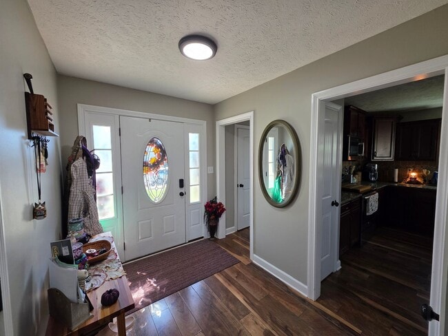 Building Photo - Charming 2-Story Home Available This Novem...