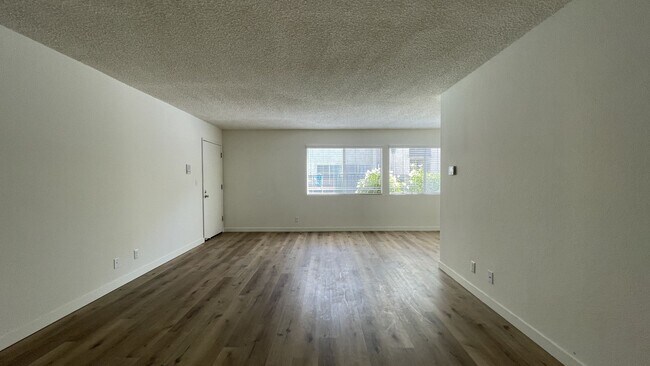 Building Photo - 24411 Newhall Ave
