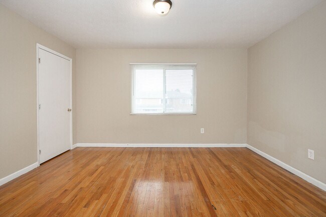 Foto del edificio - 2 BED 1.5 BATH CONDO IN WARRENSVILLE HEIGHTS!
