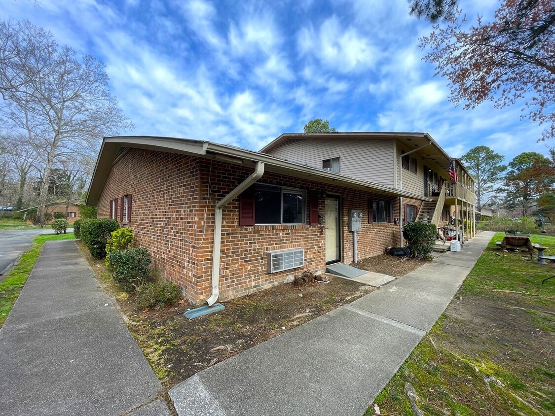 Primary Photo - One bedroom End-Unit in quiet Camelot Vill...