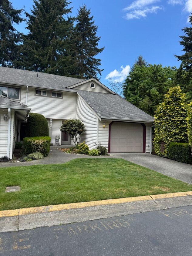 Foto principal - Privately placed, end unit townhome, brand...