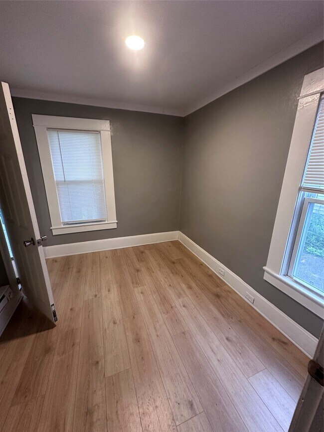 Building Photo - 302 Squires Ave