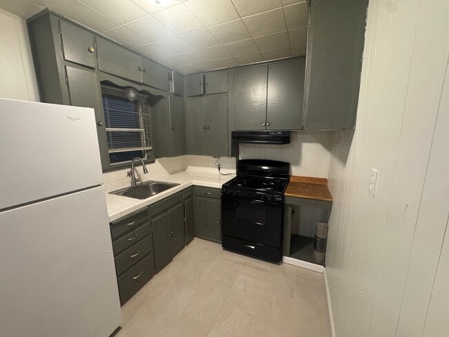 Foto del edificio - CUTE!!! 2 Bedroom 1 Bath Cute Home with Beautiful Landscaping and Garage