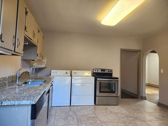 Building Photo - 4911 Sunnyside Ave